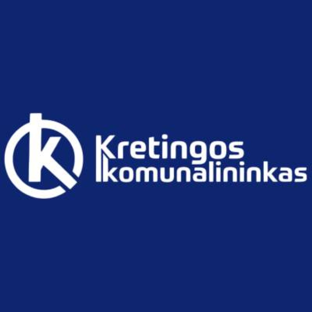 Baltas Kretingos komunalininkas užrašas ir logotipas mėlyname fone