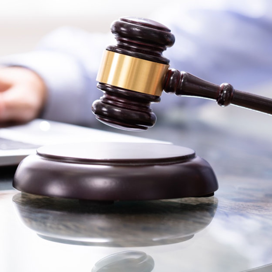 Ant stalo padėtas aukciono plaktukas skelbiantis pardavimų pradžią ar pabaigą